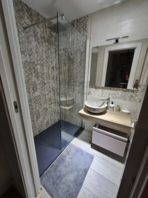 Dusche, Haartrockner, Handtücher