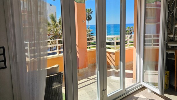 A room with a large sliding glass door leading to a balcony with a view of the sea. - Apartment 'Duplex Jardines Del Mar' with Sea View, Wi-Fi and Air Conditioning (Salobreña)