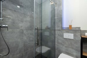 Shower, hair dryer, towels, shampoo - Comfortable Apartment | Balcony | Pool | Parking. (Rewal)
