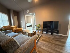 Living area - Large & Cool 4 BR Apartment in West Campus (Austin)