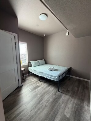 4 bedrooms, iron/ironing board, WiFi, bed sheets - Large & Cool 4 BR Apartment in West Campus (Austin)