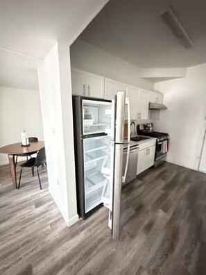 Private kitchen - Cozy Top Floor 3 BR Apartment - Small Groups Haven (Austin)