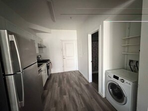 Private kitchen - Cozy Top Floor 3 BR Apartment - Small Groups Haven (Austin)