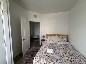 3 bedrooms, iron/ironing board, WiFi, bed sheets - Cozy Top Floor 3 BR Apartment - Small Groups Haven (Austin)