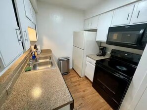 Private kitchen - This Enchanting 2x2 Apt in the heart of ATX (Austin)