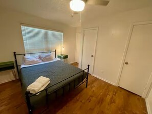 2 habitaciones, tabla de planchar con plancha, wifi y ropa de cama 