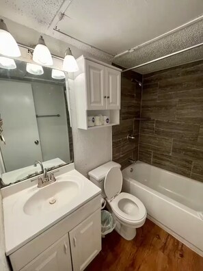 Towels, soap - This Enchanting 2x2 Apt in the heart of ATX (Austin)