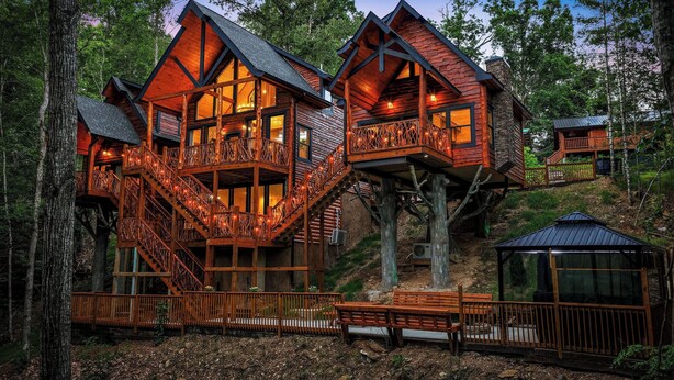 Eine Holzhütte mit mehreren Ebenen und einer Treppe, die diese verbindet.