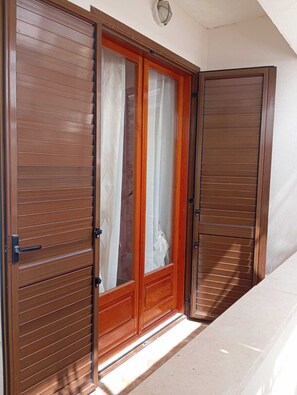 Comfort-Apartment, Balkon, eingeschränkter Meerblick | Außendetails