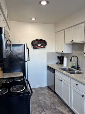 Private kitchen - 1x1 apt IN south ATX (Austin)