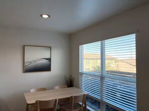 Dining - 1x1 apt IN south ATX (Austin)