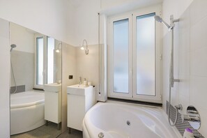 Douche, sèche-cheveux, serviettes fournies