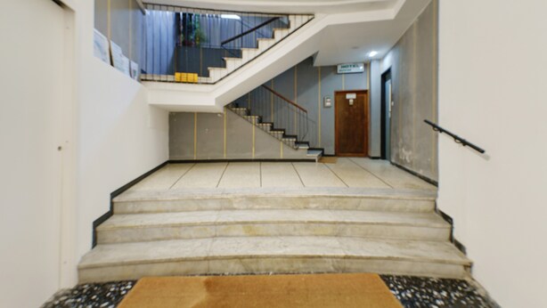 A staircase leading to a second floor with a view of the outside. - Apartment 'Beautifulliguria' with Balcony, Wi-Fi and Air Conditioning (Sestri Levante)
