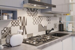 Fridge, microwave, oven, stovetop - Apartment 'Beautifulliguria' with Balcony, Wi-Fi and Air Conditioning (Sestri Levante)