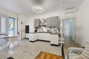 Fridge, microwave, oven, stovetop - Apartment 'Beautifulliguria' with Balcony, Wi-Fi and Air Conditioning (Sestri Levante)