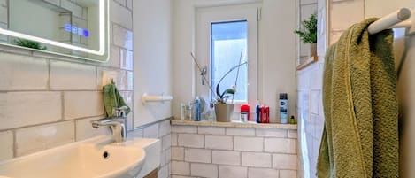 シャワー、ヘアドライヤー、タオル