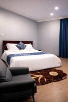 Escritorio, wifi gratis y ropa de cama 