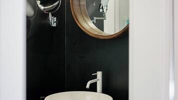 Habitación individual clásica | Baño | Regadera, amenidades de baño gratuitas, secadora de cabello, toallas