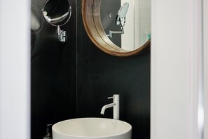 Classic Single Room | Bathroom | Shower, free toiletries, hair dryer, towels