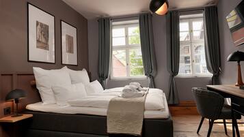 Triple Room | In-room safe, desk, laptop workspace, blackout drapes