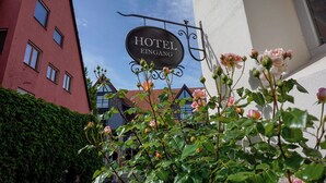 A hotel sign with 'HOTEL EINGANG' indicating the entrance. - Wohnkultur DSIGNIO Digital Hotel (Ladenburg)