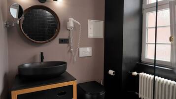 Double Room | Bathroom | Shower, free toiletries, hair dryer, towels