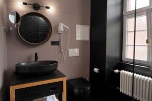 Double Room | Bathroom | Shower, free toiletries, hair dryer, towels