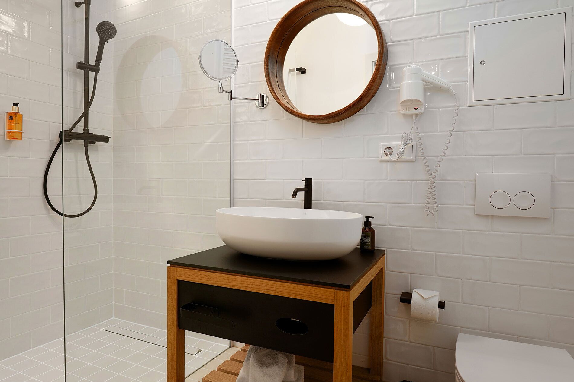 Double Room | Bathroom | Shower, free toiletries, hair dryer, towels