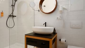 Double Room | Bathroom | Shower, free toiletries, hair dryer, towels