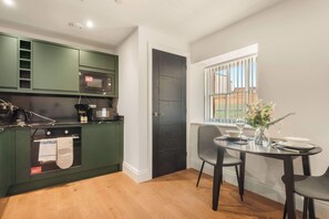 Fridge, microwave, oven, stovetop - Contemporary Spacious Studio in Central Sheffield (Sheffield)