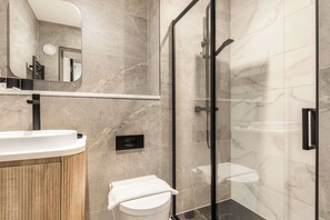 Shower, hair dryer, towels, shampoo - Contemporary Spacious Studio in Central Sheffield (Sheffield)