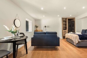 TV, offices - Contemporary Spacious Studio in Central Sheffield (Sheffield)