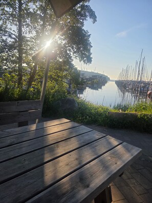 Outdoor dining - Holiday Home “Nature View” with Private Terrace, Garden, and Wi-Fi (Putbus)