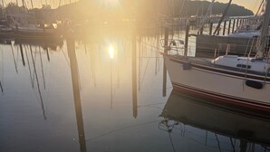 Un port de plaisance avec des bateaux amarrés, une eau calme et un ciel dégagé.