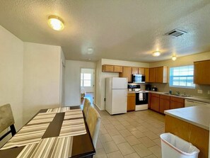 Private kitchen - 3-Bedroom townhome - ALL UTILITIES INCLUDED (Killeen)