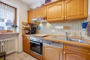 Fridge, oven, stovetop, dishwasher - Apartment "Vogel" with Mountain View, Shared Garden, and Wi-Fi (Wertach)