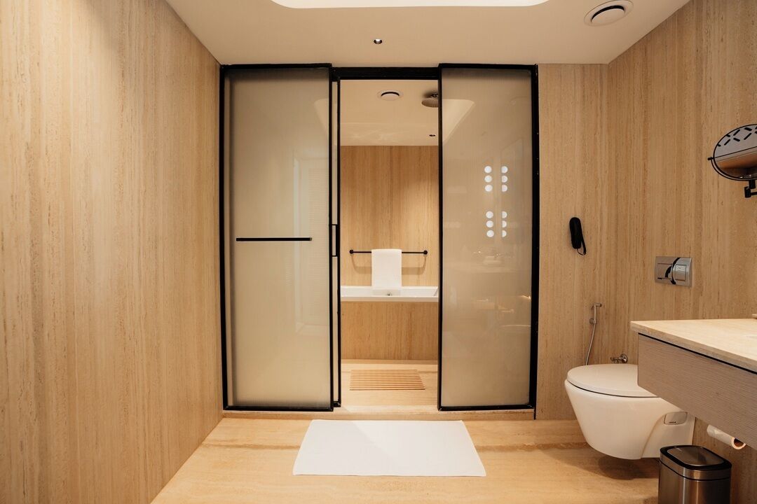 Suite Luxury, vista città | Bagno | Set di cortesia gratuito, asciugacapelli, pantofole, asciugamani