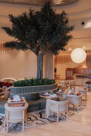 3 restaurants servant le petit déjeuner, le déjeuner et le dîner