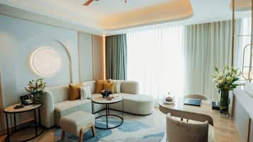 Luxury Suite, City View | Living area