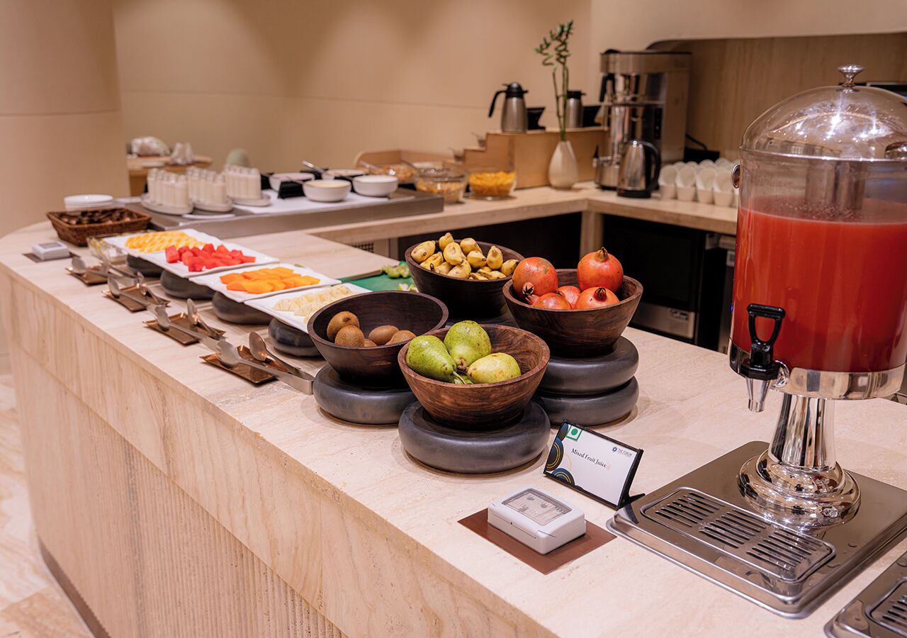 Ein Buffet mit verschiedenen Speisen und einem Fruchtsaftspender.