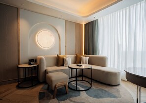 Suite Luxe, vue ville | Literie de qualité supérieure, matelas Select Comfort, minibar