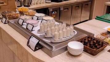Montaje de bufé con diversos alimentos y salsas.