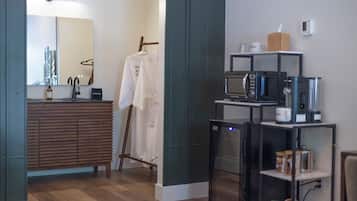 Quarto casal, 1 cama King | Wi-Fi de cortesia, roupa de cama