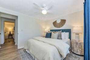 Room - Lakefront Retreat w/ Boat Dock, Hot Tub & Large Game Room!  Sleeps 10 (Denver)