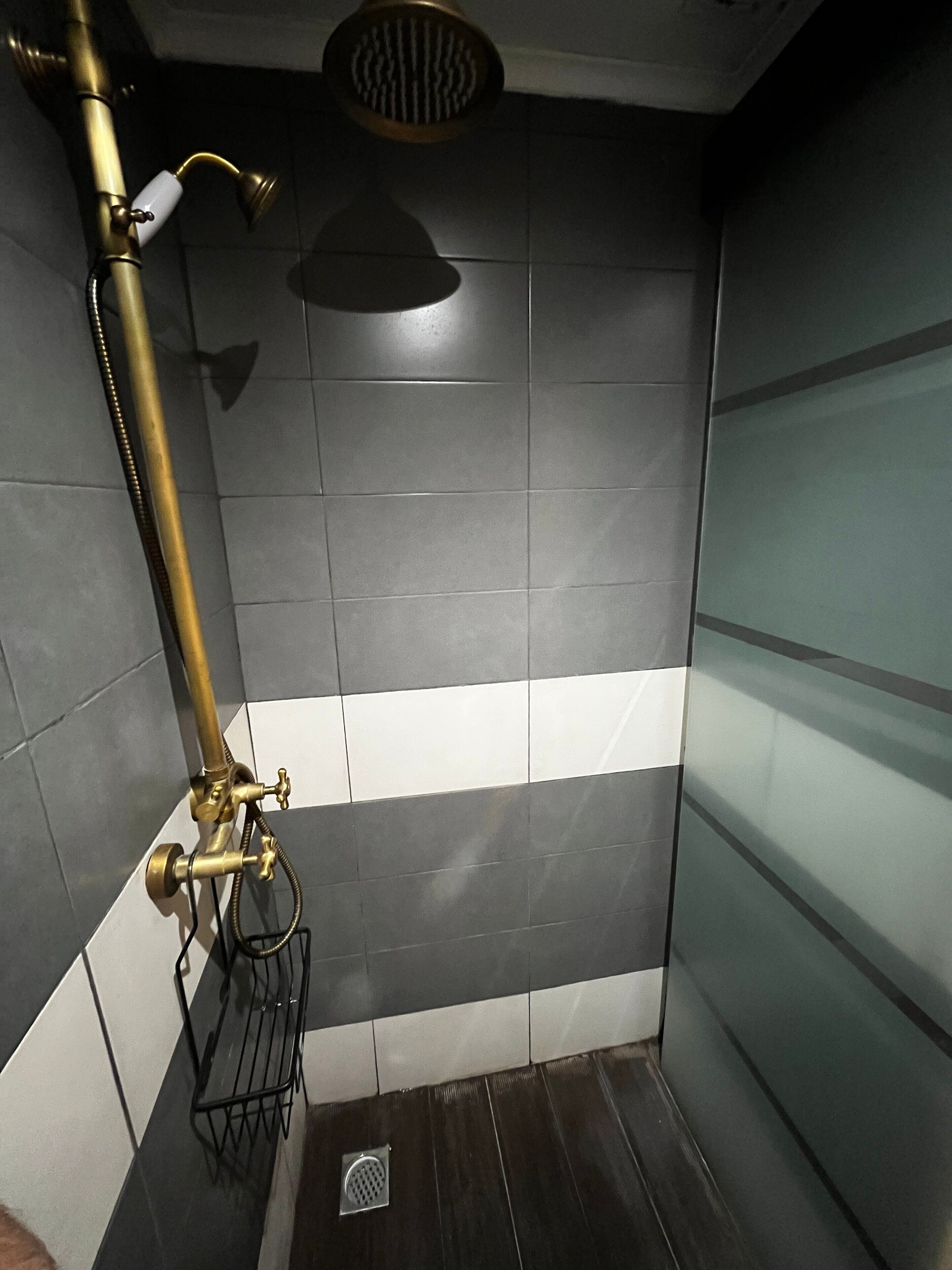 Een douche, een haardroger, handdoeken