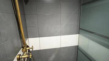 Een douche, een haardroger, handdoeken