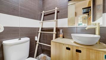 Een douche, een haardroger, handdoeken