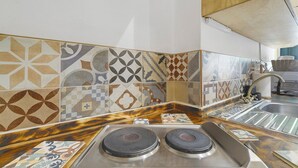 Fridge, microwave, stovetop, electric kettle