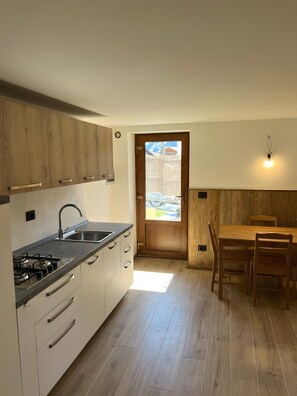 Kühlschrank, Ofen, Herdplatte, Geschirrspüler