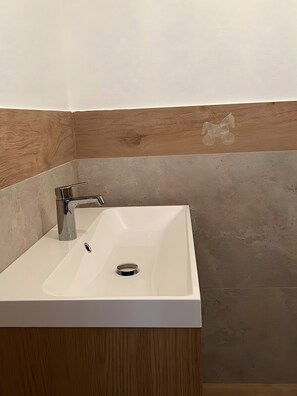 Bathroom - Apartment 'Piccolo Paradiso Gimillan' with Mountain View and Private Garden (Gimillan)